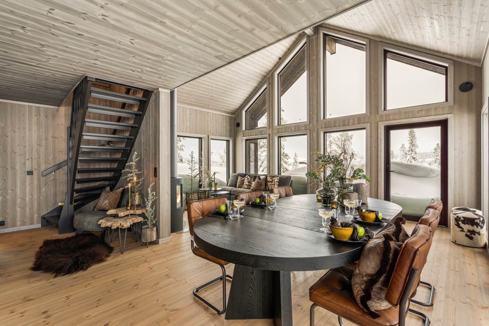 Moderne arkitektur med store vinduer maksimerer utsikten og lyset. Galleribilde