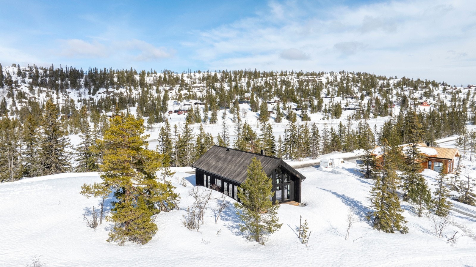 Heivegen 421 er en sjarmerende eiendom som ligger idyllisk til i Nissedal kommune, omgitt av vakker norsk natur. Galleribilde