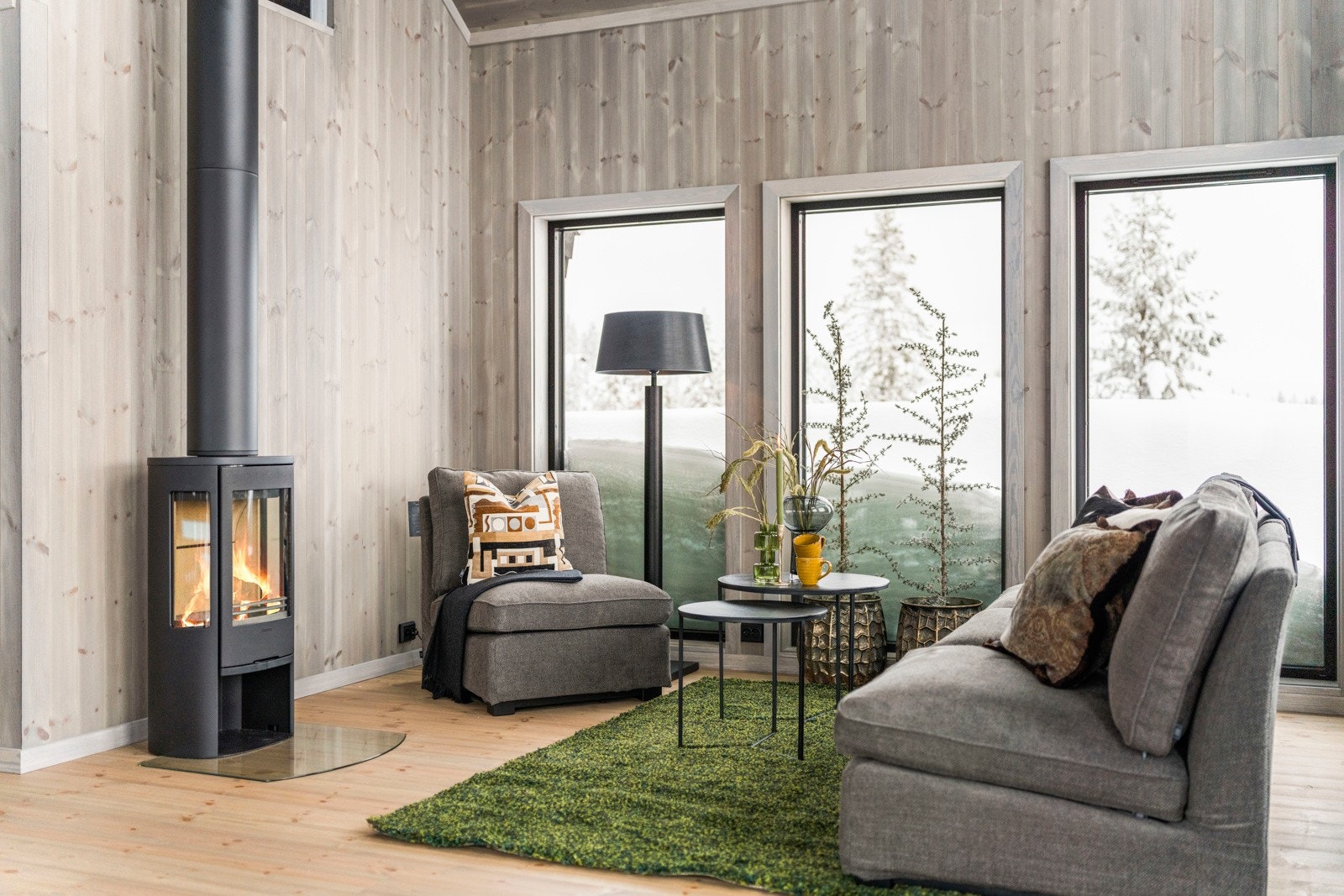 Boligen har isolert stålpipe påkoblet en rentbrennende Contura vedovn, som varmer godt på kaldere dager. Galleribilde