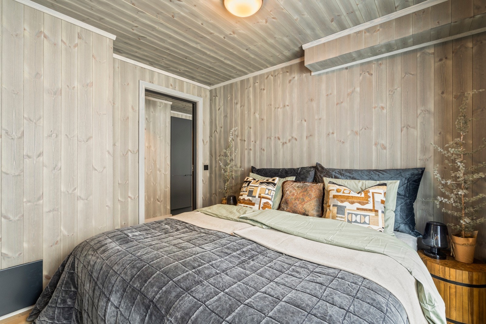 Hytta har 3 soverom i første etasje og 1 soverom på loft. Galleribilde