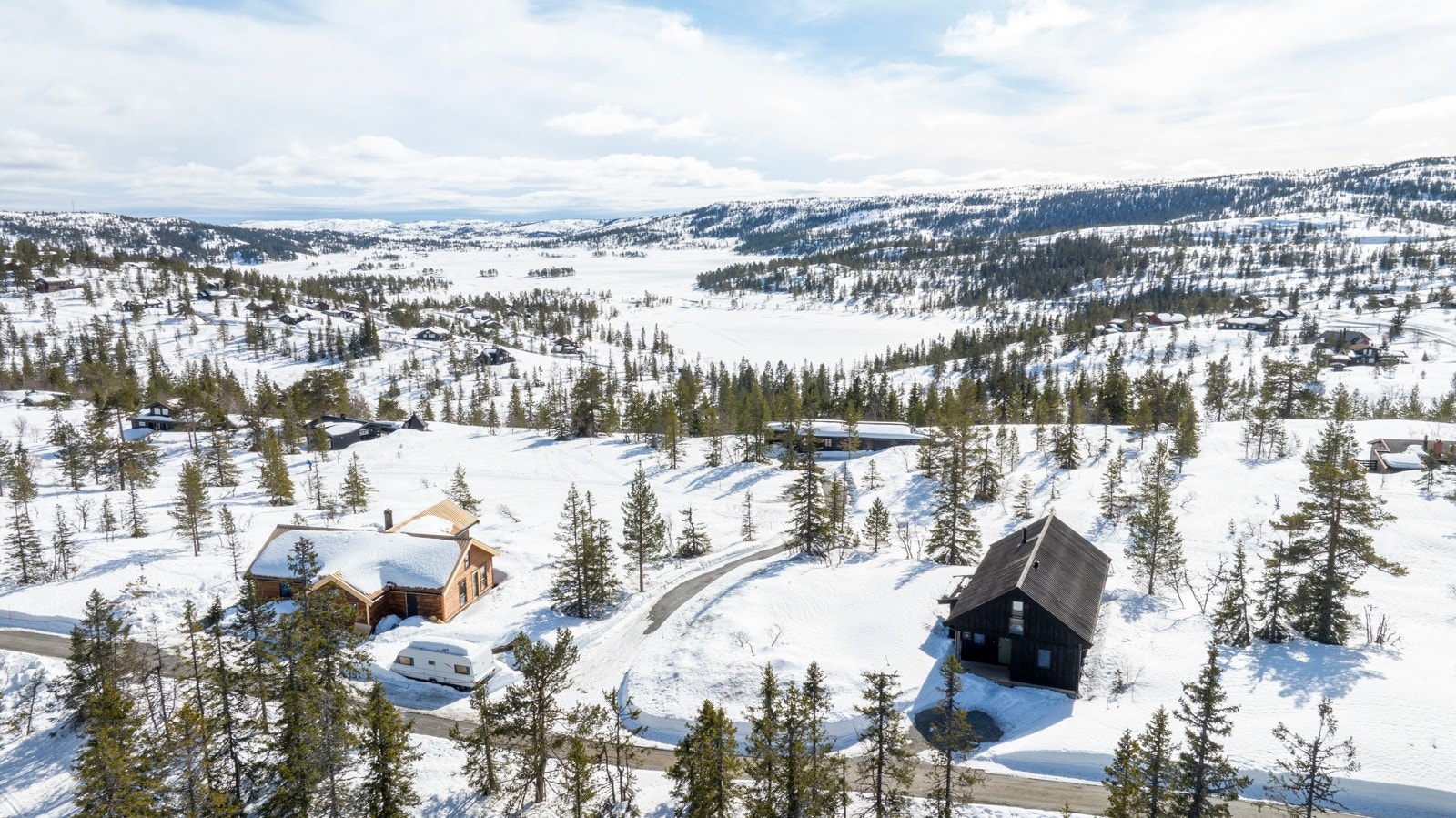 Eiendommen er også ideelt plassert for de som verdsetter vinteraktiviteter. Om vinteren forvandles området til et vinterparadis med muligheter for langrenn, alpint og isfiske i Huvtjønn. Galleribilde
