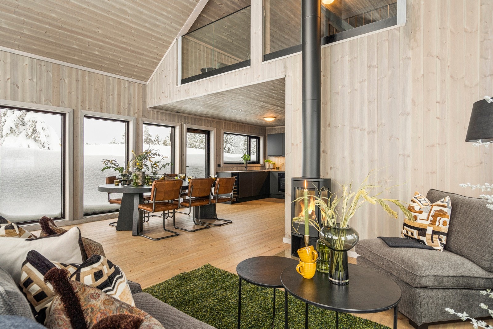 Oversiktsbilde over den luftige stuen med svært god takhøyde. Galleribilde