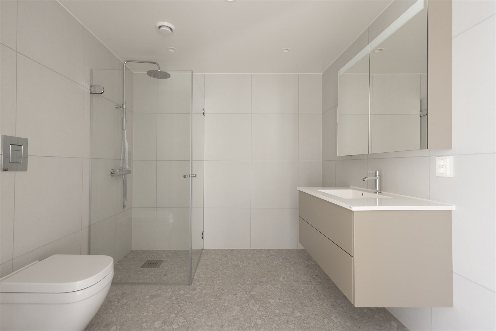 Speilet over vasken er tilpasset bredden på innredningen, hvilket tilfører en ren og harmonisk finish Galleribilde