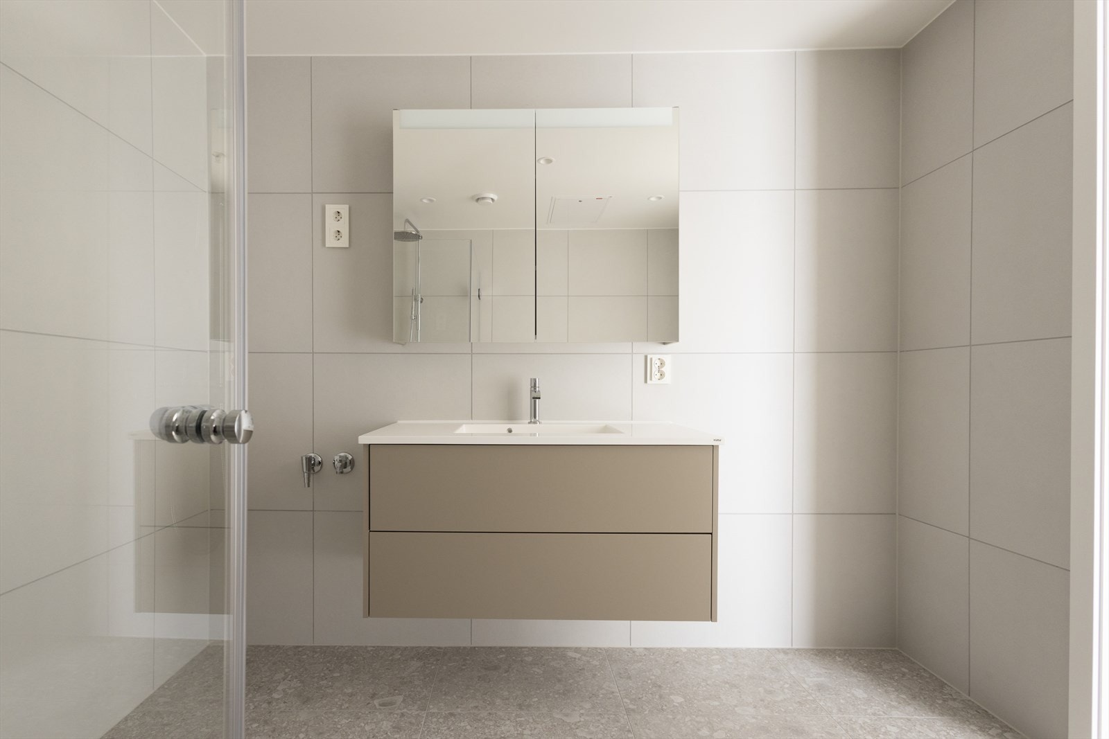 Det leveres delikate flislagte baderom med et moderne og lyst uttrykk Galleribilde