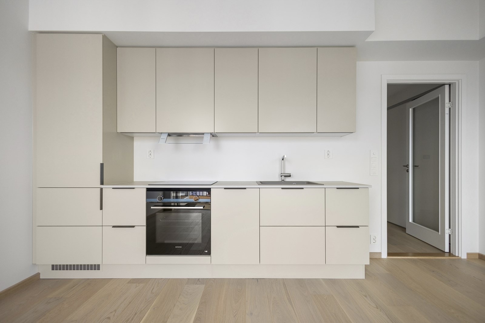 Kjøkkeninnredningen er fra kvalitetsleverandøren HTH, som leverer moderne kjøkkenløsninger med et strømlinjeformet og rent uttrykk Galleribilde