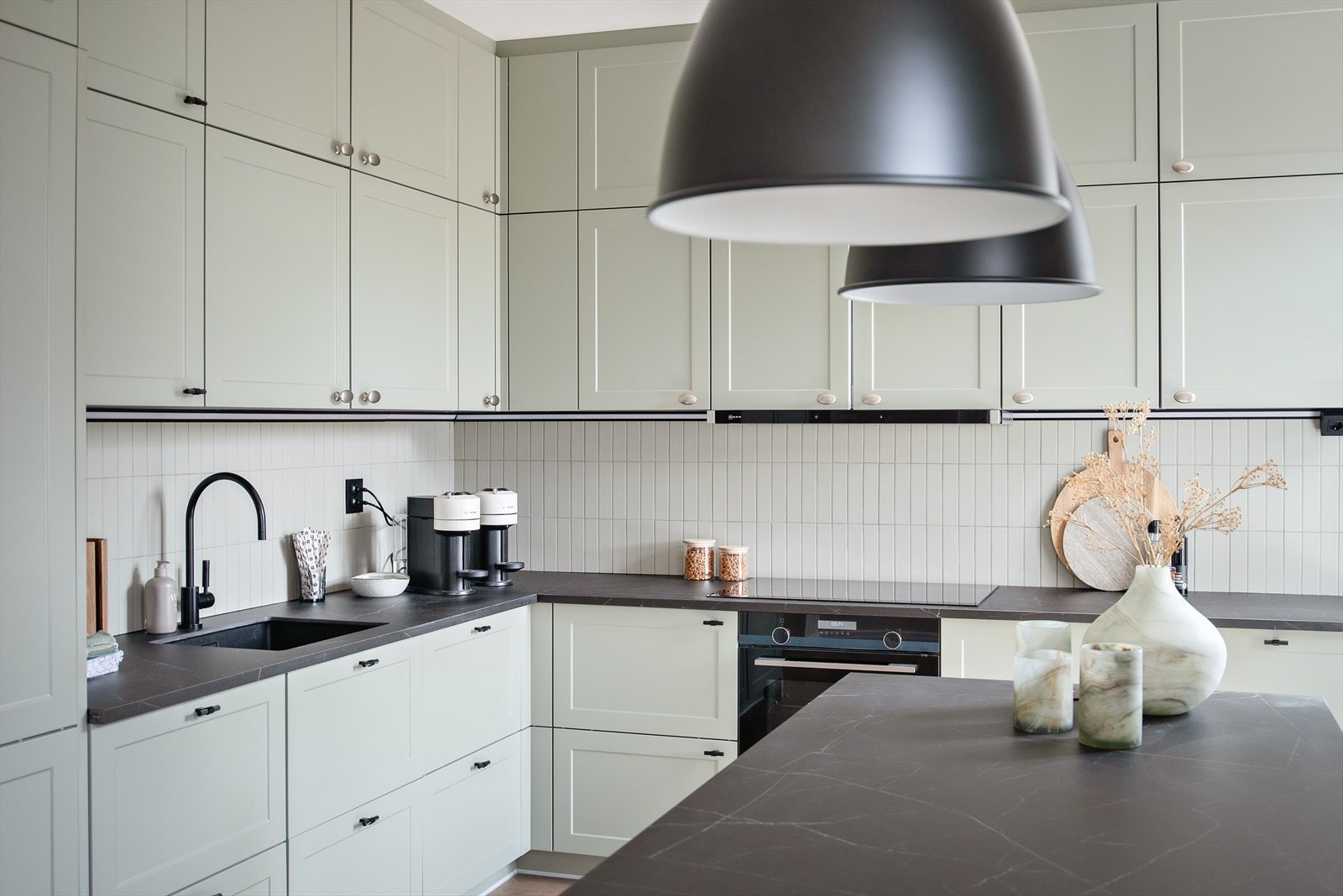 Kjøkkenet er innholdsrikt og raust i størrelse Galleribilde