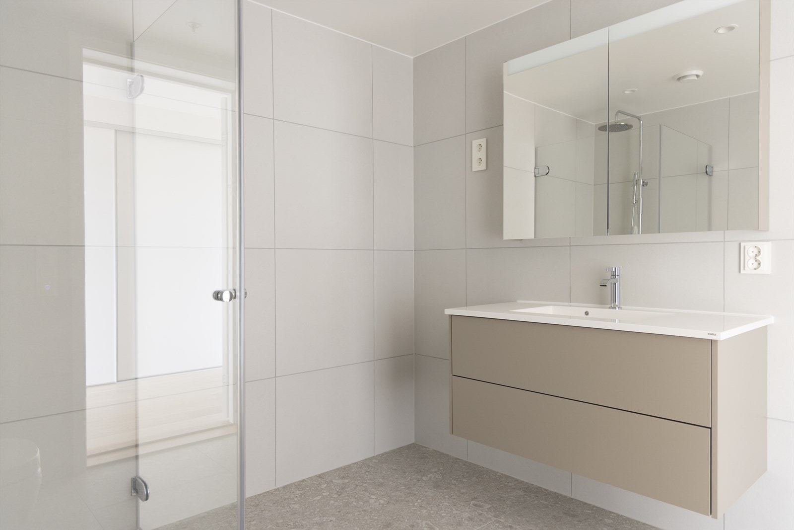 Servantskap med to romslige skuffer og heldekkende Kuma Square servant Galleribilde