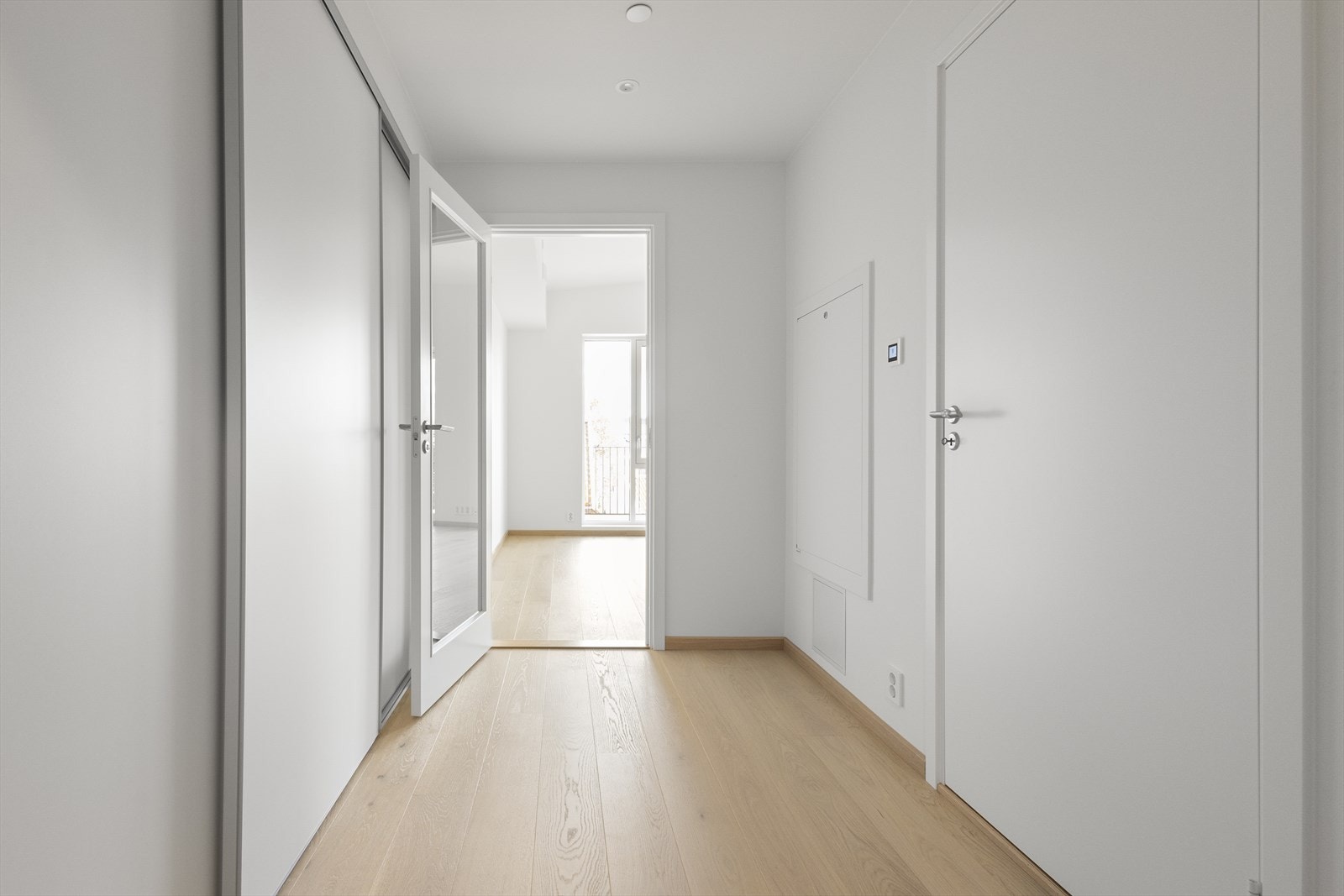 Leiligheten har en lys og innbydende entré Galleribilde