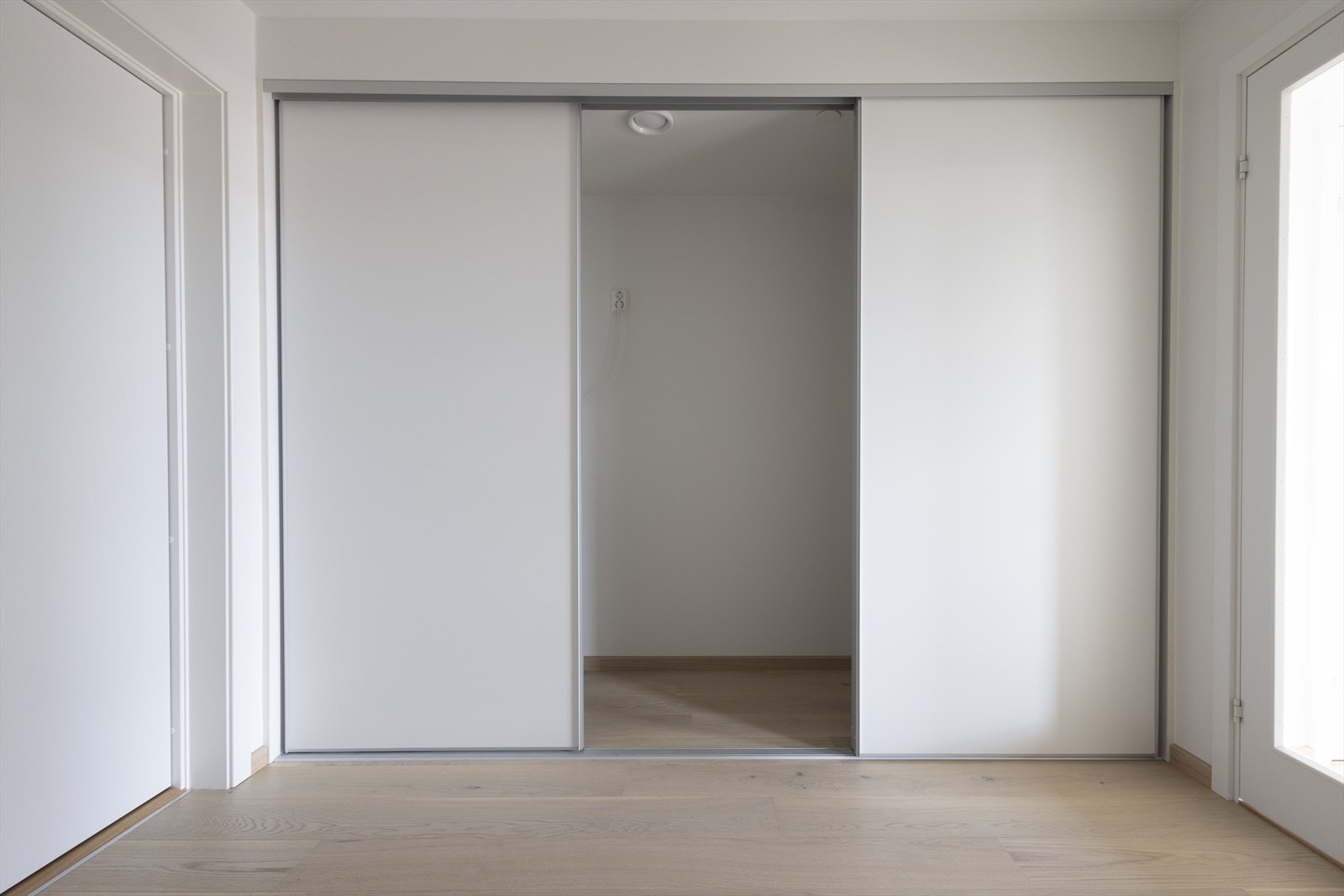 Entréen har godt med plass til ytterklær og sko Galleribilde