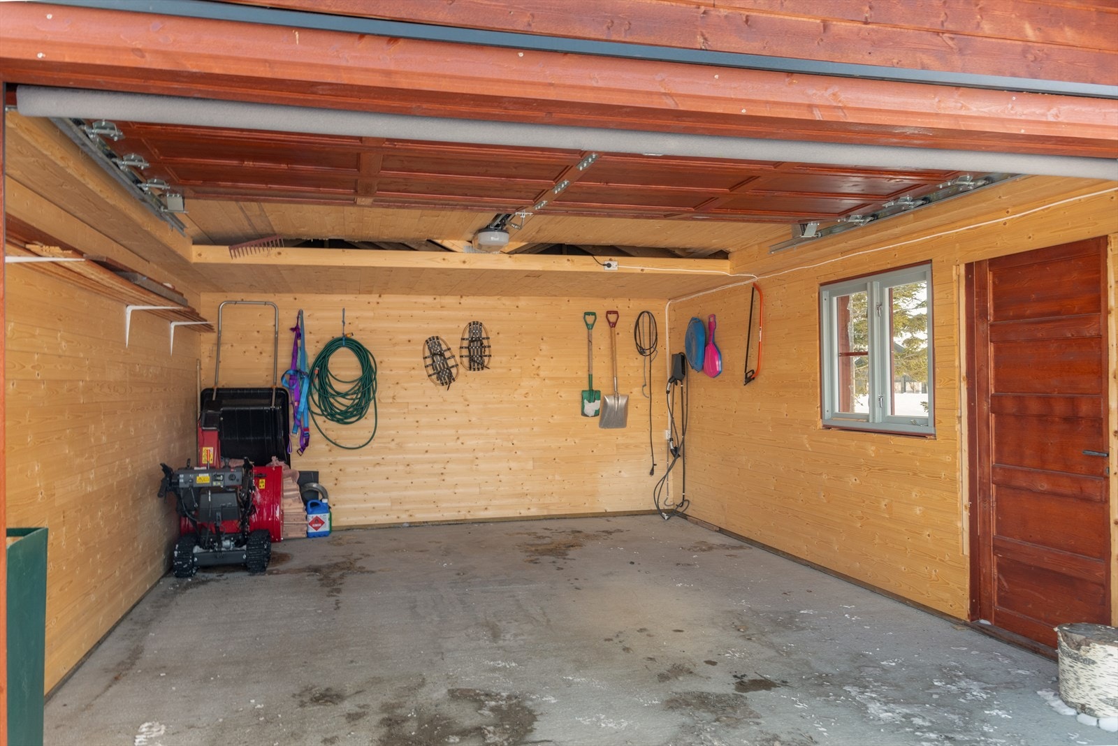 I tillegg er det garasje med elektrisk portåpner og el-bil lader. Galleribilde