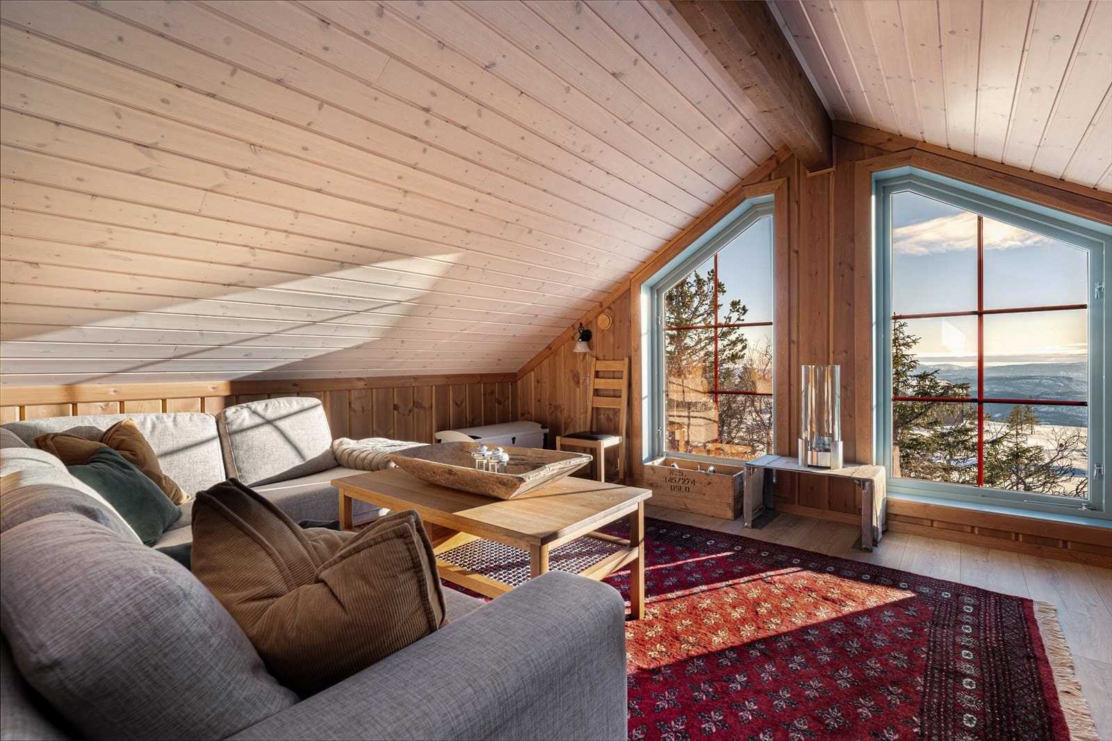 Lys og romslig loftstue med store vinduer og nydelig utsikt. Galleribilde