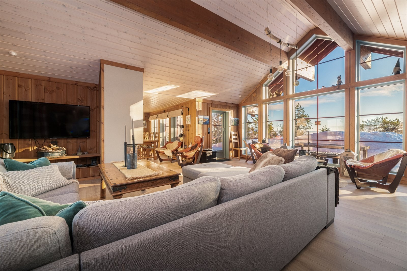 Hytta oppleves som særdeles innbydende og gjennomført, med moderne arkitektur og praktiske romløsninger i to flotte etasjer. Galleribilde