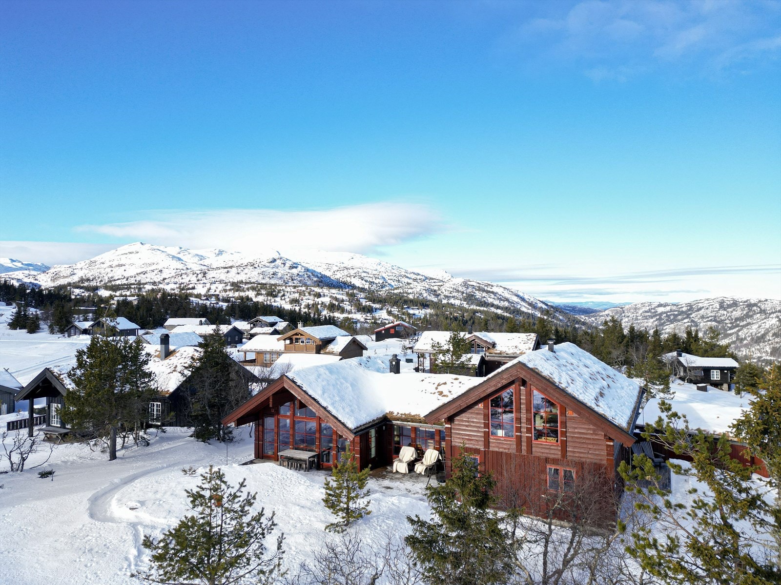 Nydelig og solrik tomt som er pent opparbeidet med plen, beplantning og støttemurer, samt sjarmerende naturtomt. Galleribilde