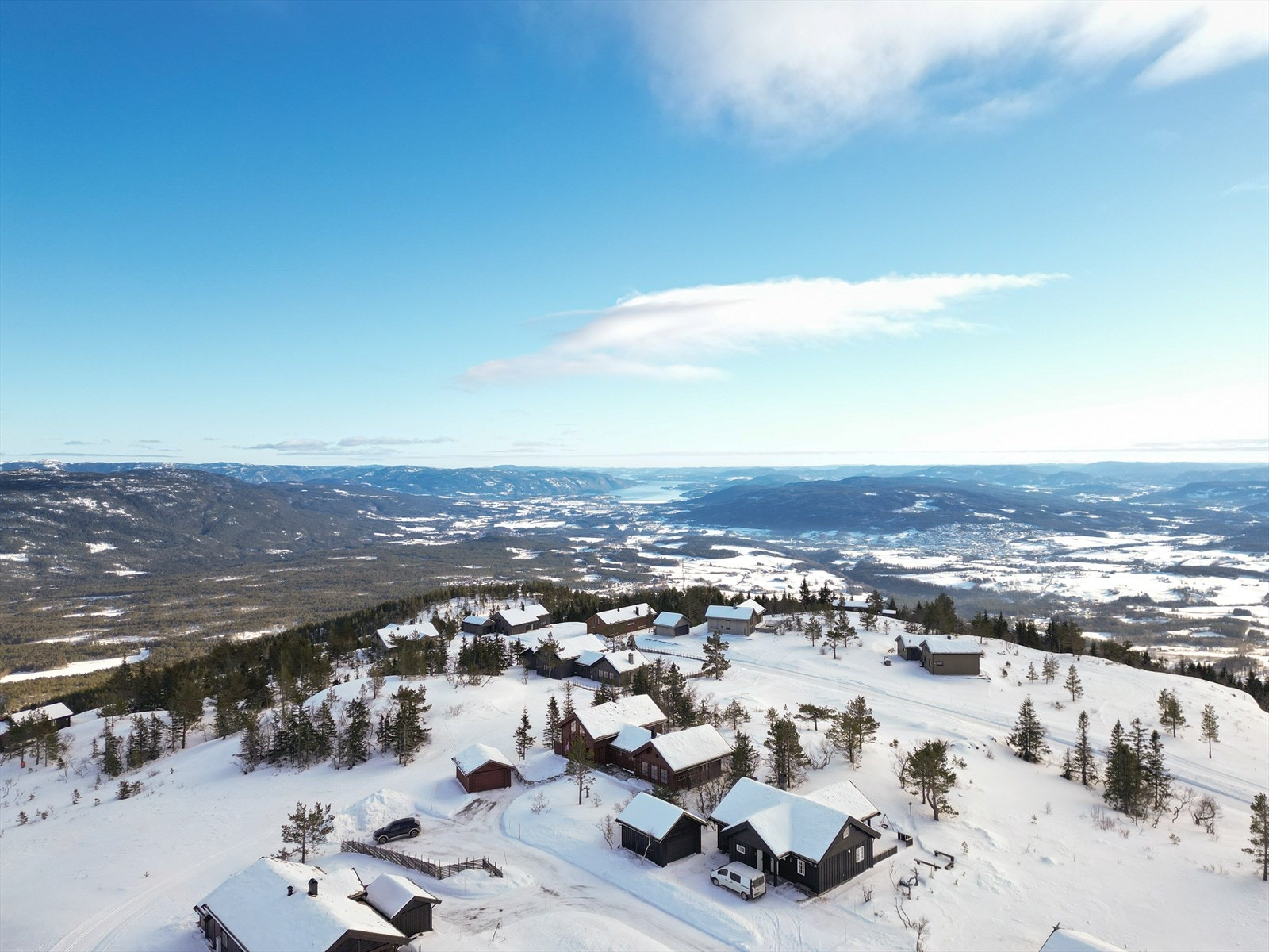 Her er det et flust av oppmerkede stier for fotturer hvor også toppene kan bestiges. Det er også mange fine fiskevann i området. Galleribilde