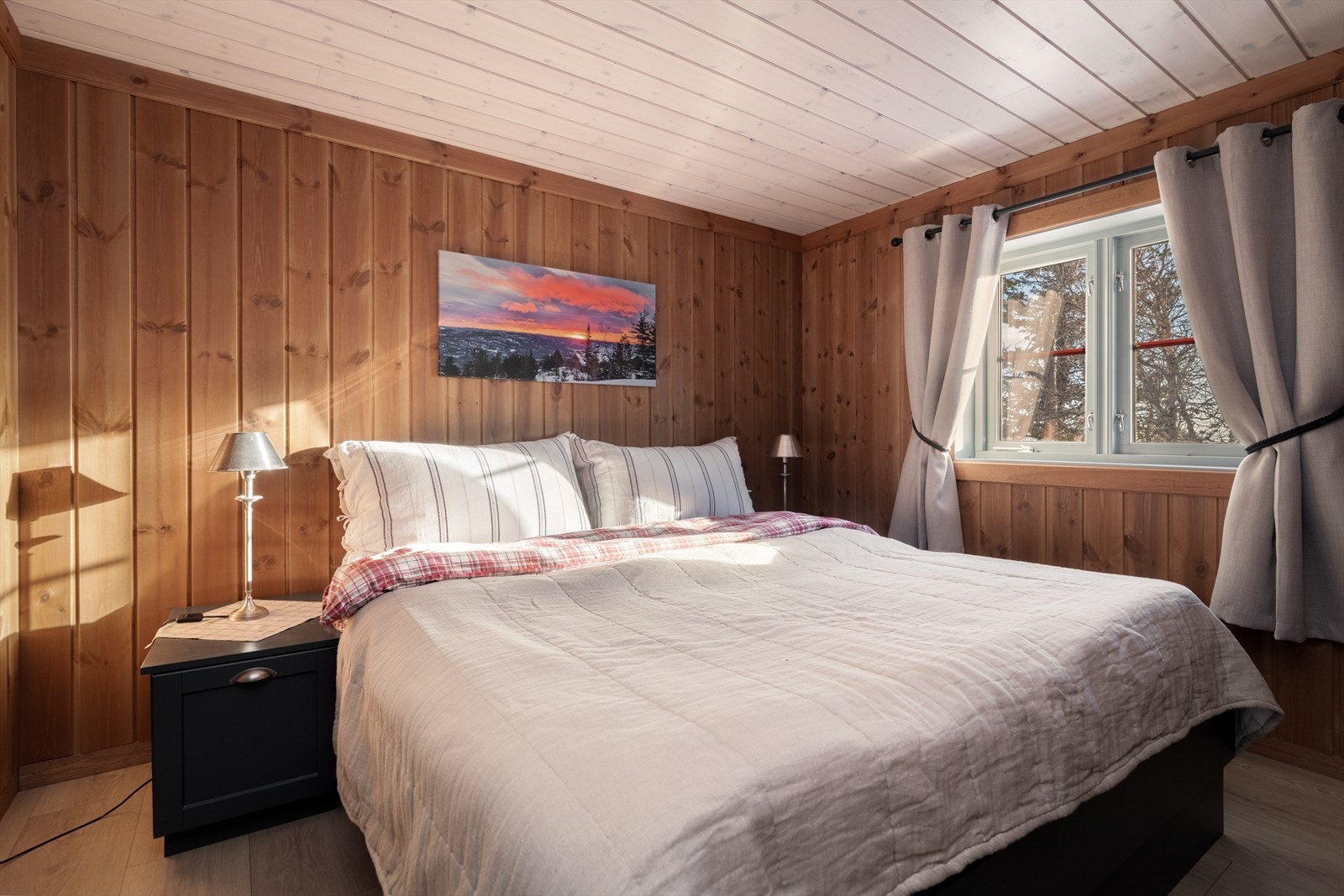 Hytta har to fine soverom i 1.etg. Hovedsoverommet er av god størrelse og har eget tilliggende baderom. Galleribilde