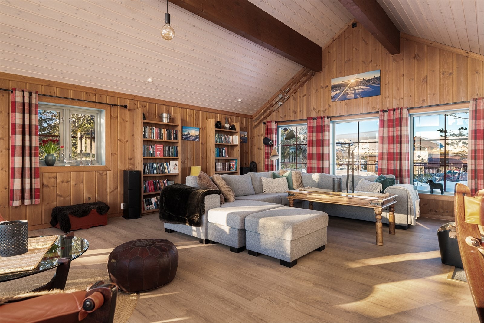 Stuen har åpen himling og store vindusflater, noe som gir en luftig romfølelse. Det er varme i alle gulv i 1. etg utenom soverommene. Galleribilde