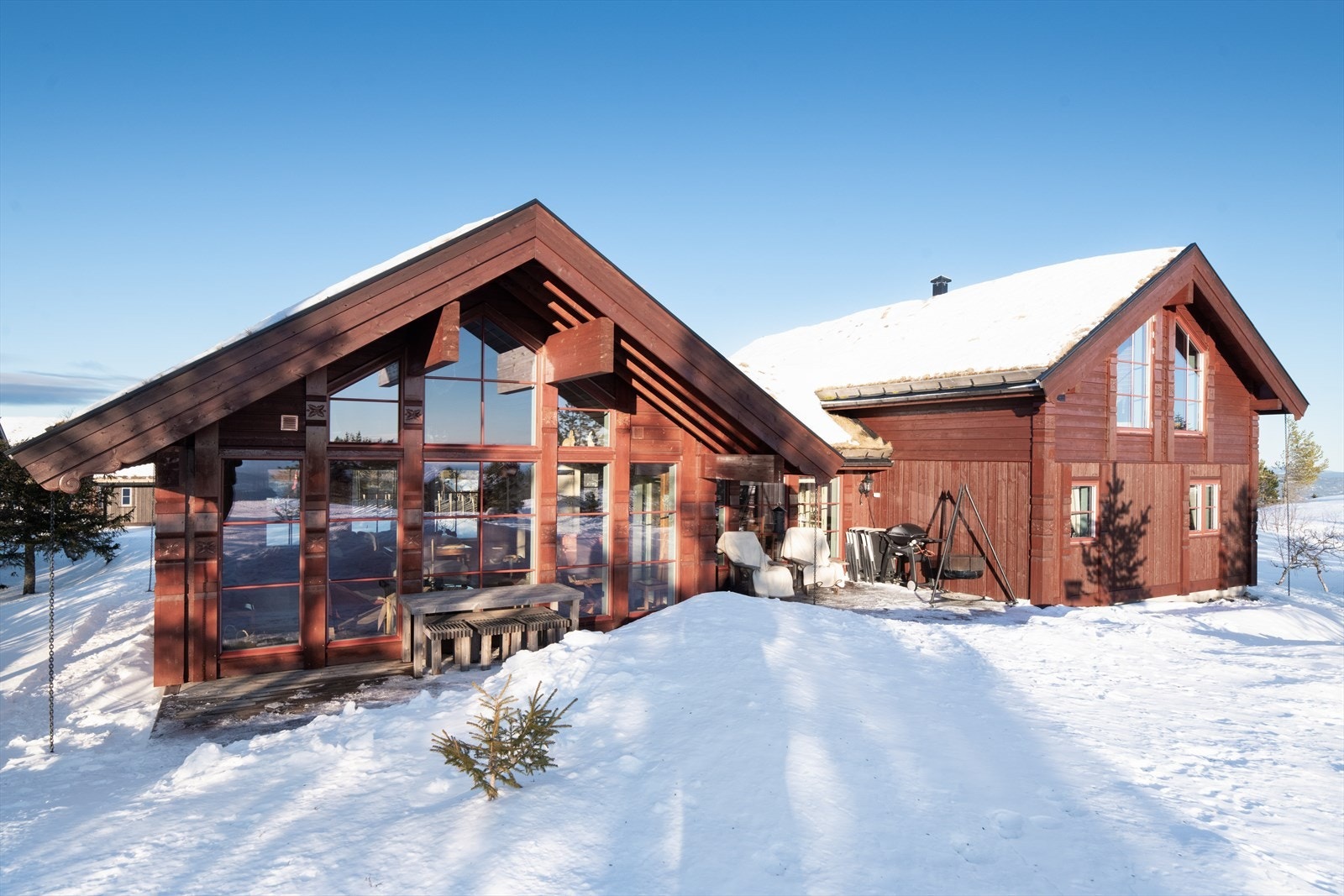 Det er opparbeidet flotte uteområder med usjenerte, lune terrasser hvor det er god plass for utemøbelment og grill. Galleribilde