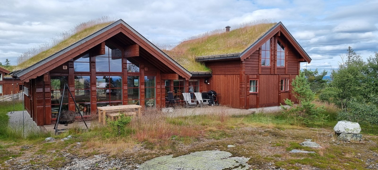 Innholdsrik og solid familiehytte med god planløsning og solrikt beliggenhet på Høgefjell på Lifjell, ca. 740 m.o.h., med skiløyper rett utenfor døren vinterstid og fantastisk utsikt mot områdene rundt. Galleribilde