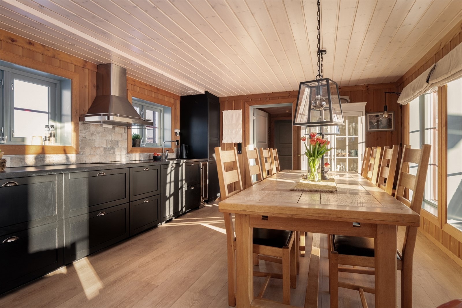 Hytta har et flott kjøkken med integrerte hvitevarer og godt med benkeplass. Kjøkkenet har god plass til spisebord, og her er også gode vindusflater som tilfører rommet naturlig lys. Galleribilde