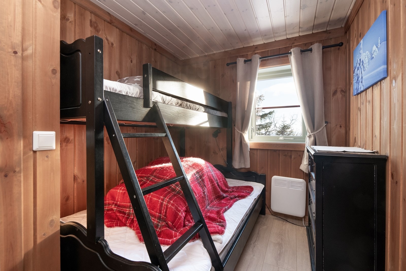 Soverom 2. Møbler er mulig å kjøpe utenom, etter direkte avtale med selger. Galleribilde