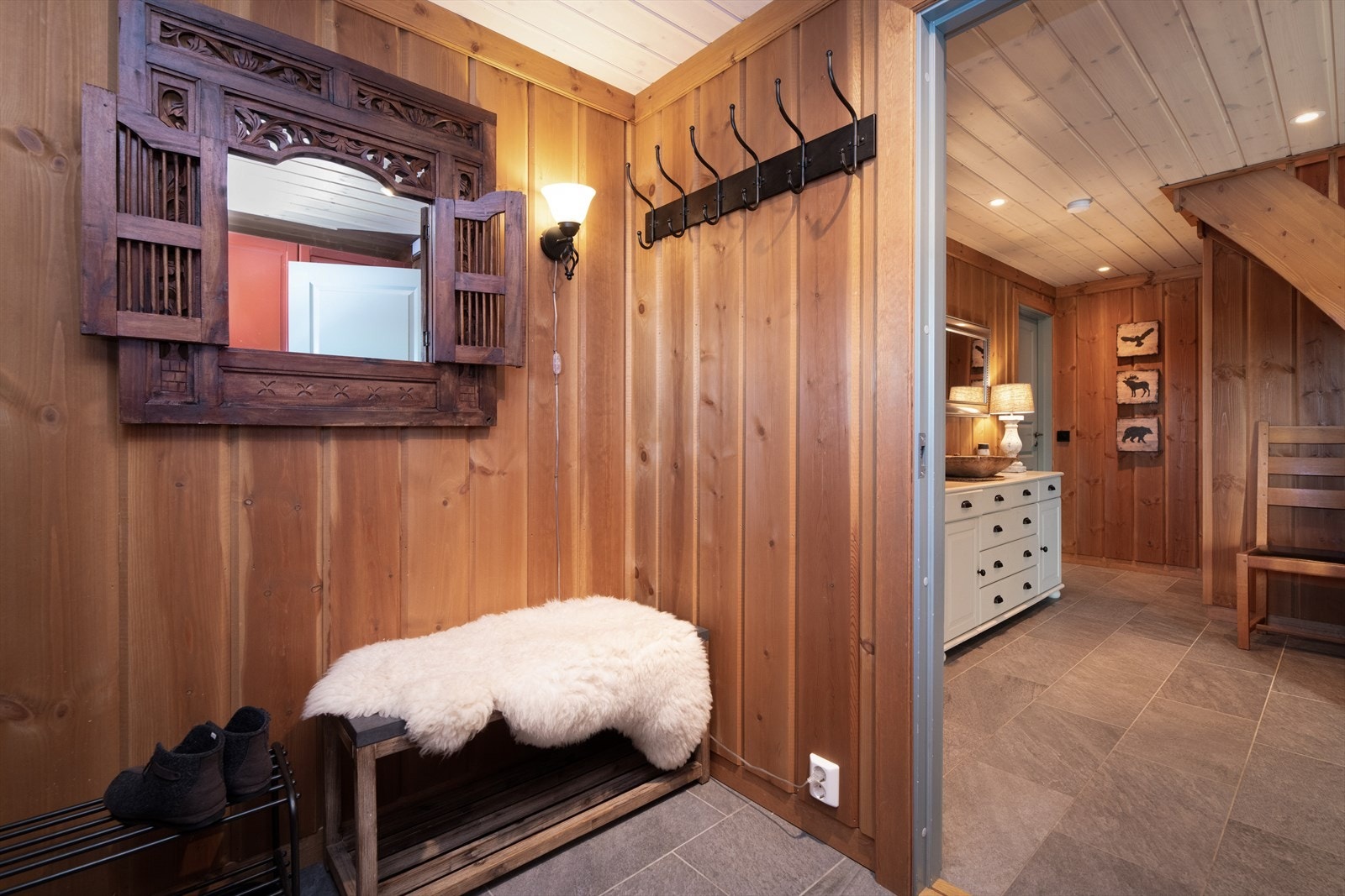 Lun og trivelig entre med plass til sko og yttertøy. I entre er det garderobeskap med god plass til oppbevaring. Galleribilde