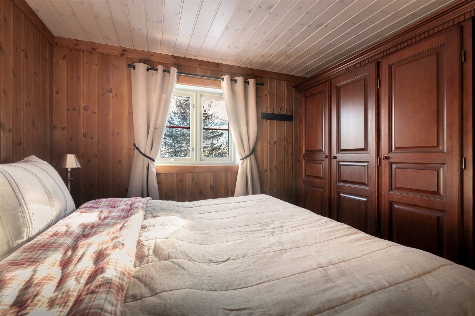 Soverommet har et stort garderobeskap for klesbeholdningen. Galleribilde