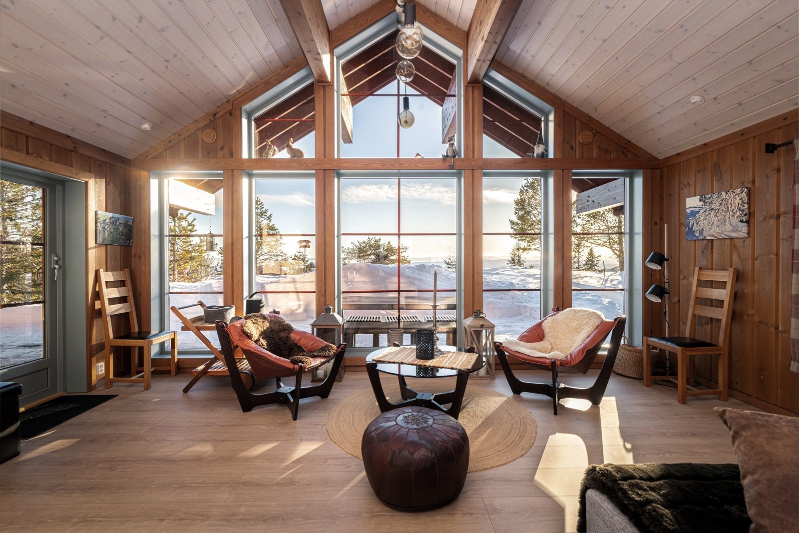 Romslig og delikat stue med god takhøyde og delvis åpen løsning mot kjøkken. Galleribilde