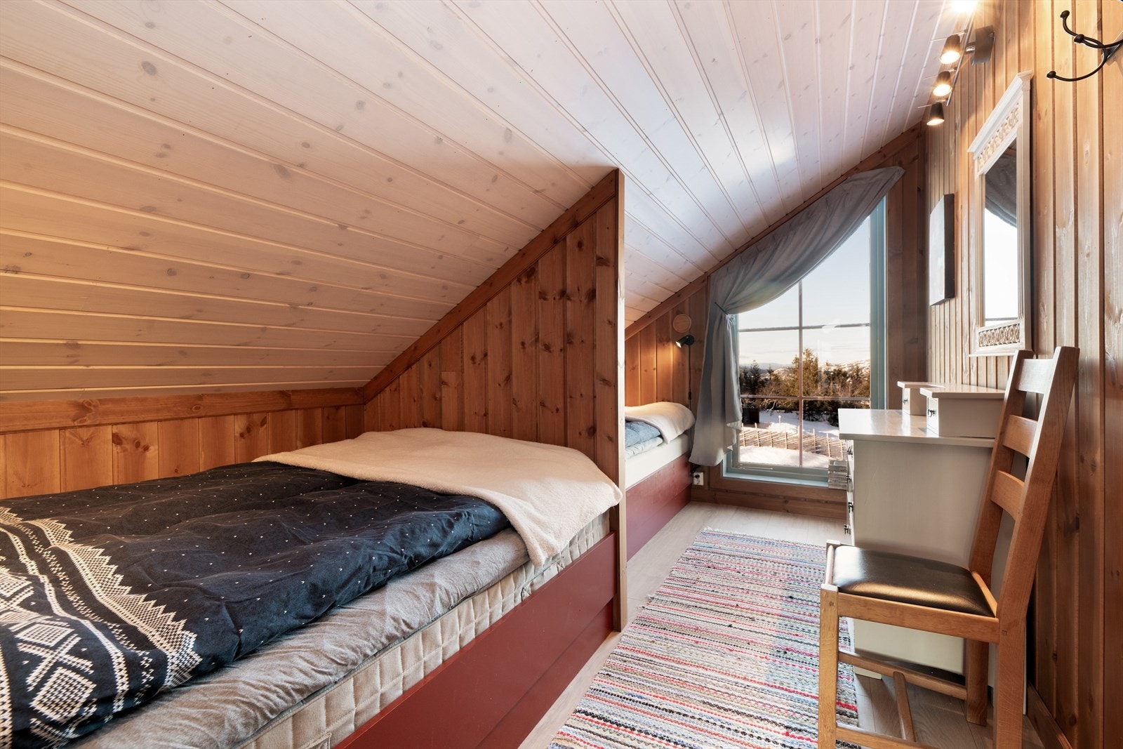 Det er to koselige soverom i 2.etg. Begge rommene har to plassbygde senger. Galleribilde