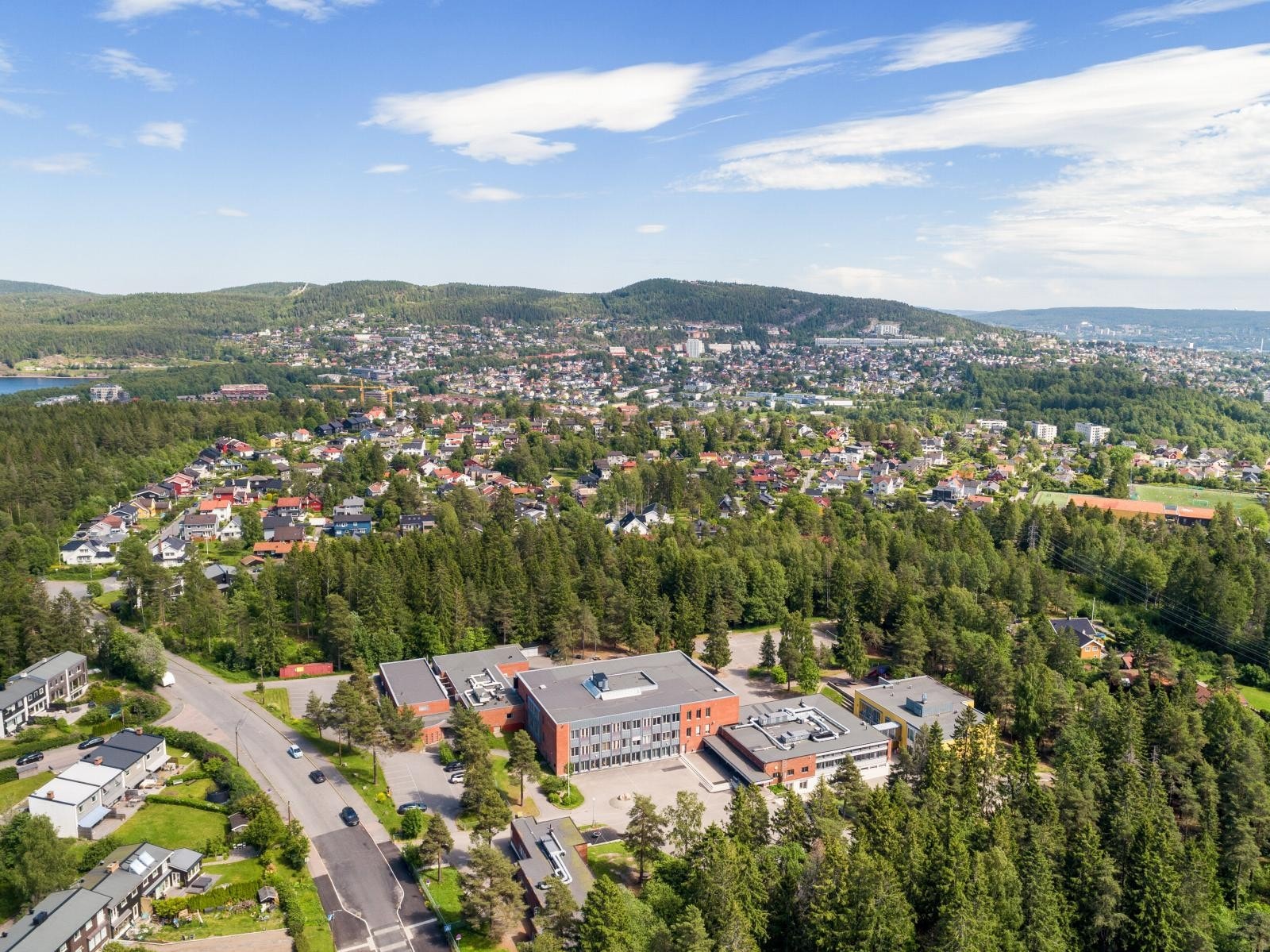 Området grenser til Korsvoll skole - ca. 1 km fra boligen. Galleribilde