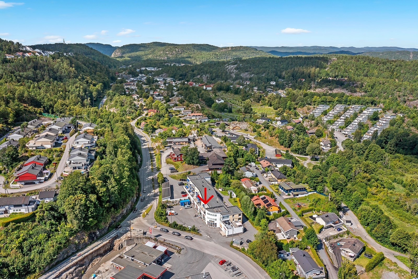 Fra leiligheten er det 15-20 minutters gange til Kragerø sentrum. Her finner man et variert utvalg av butikker, kafeer, restauranter og mer. Galleribilde