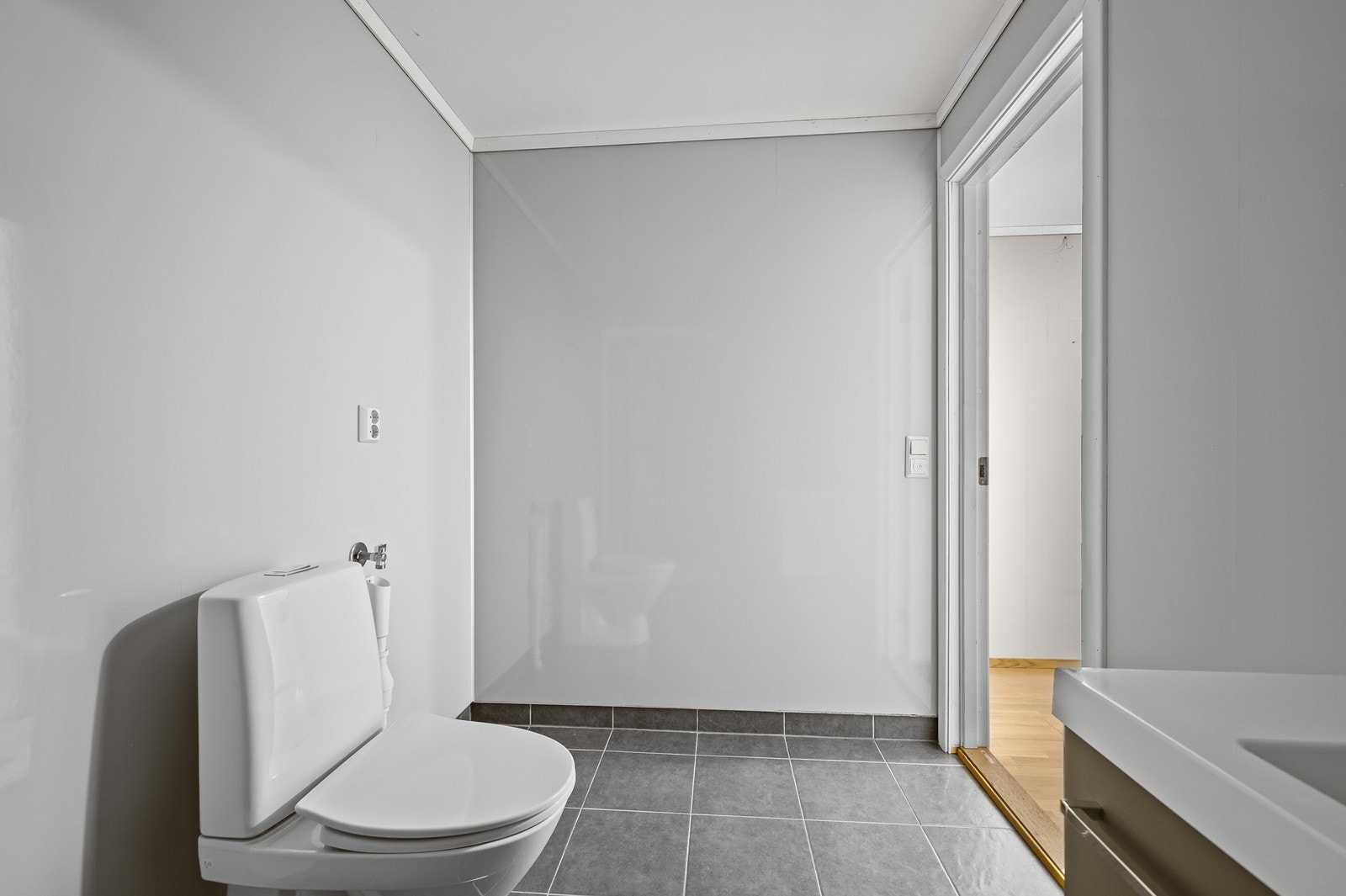 Badet inneholder; servant med skap, dusjkabinett, wc og opplegg til vaskemaskin. Galleribilde