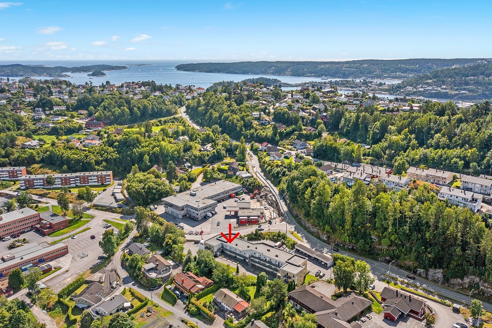Attraktivt beliggende på Kalstad med gangavstand til videregående skole, idrettshall, naturområder og butikker. Galleribilde