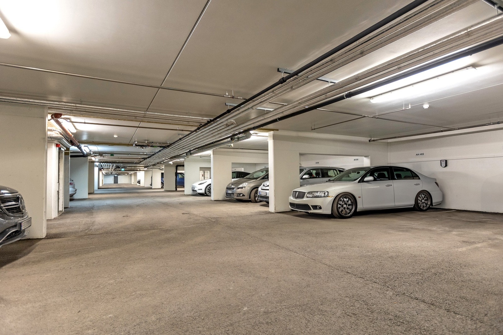 Parkering i garasjeanlegg. Klargjort for montering av elbil lader Galleribilde