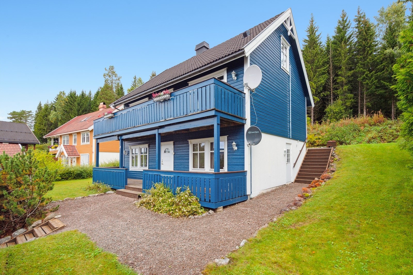 Velstelt eiendom med fine uteområder. Galleribilde