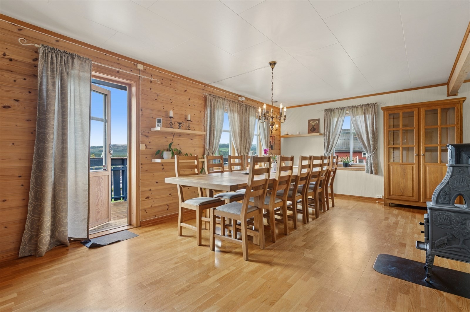 Fra stuen er det også utgang til veranda med god plass for utemøblement. Galleribilde