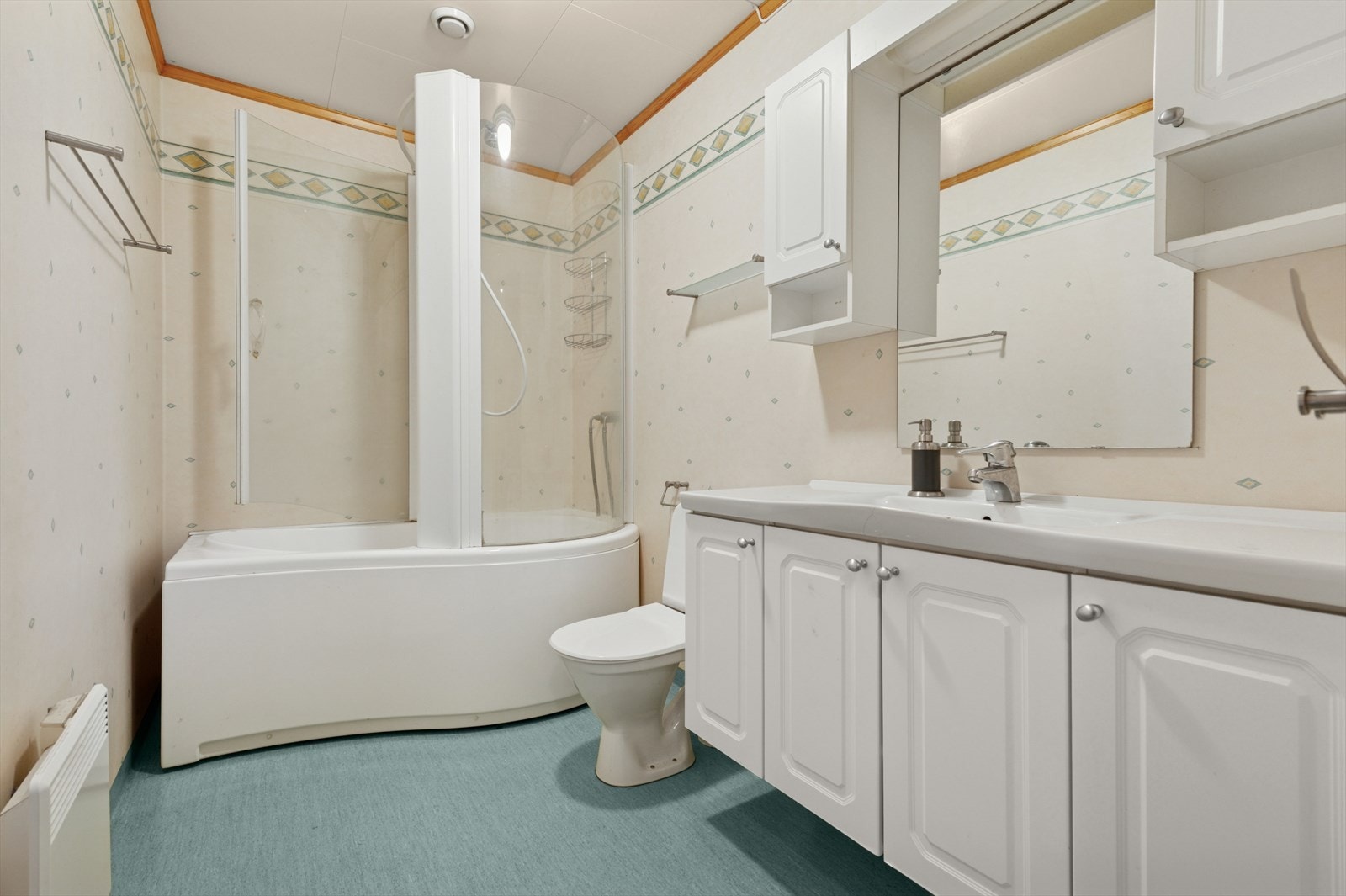 Bad med belegg på gulv og tapet på vegger. Galleribilde