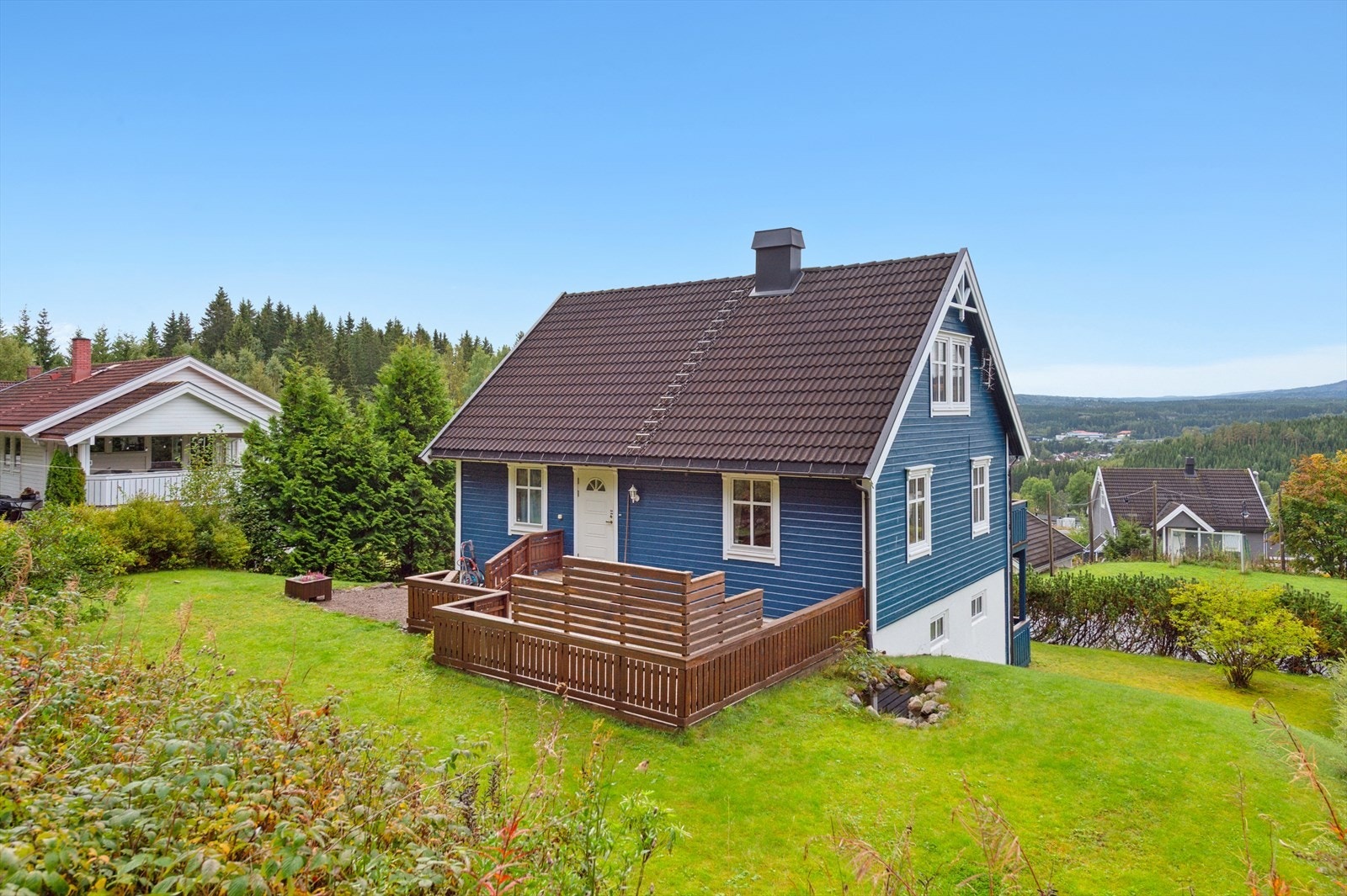 Stor platting i forbindelse med inngangsparti. Galleribilde