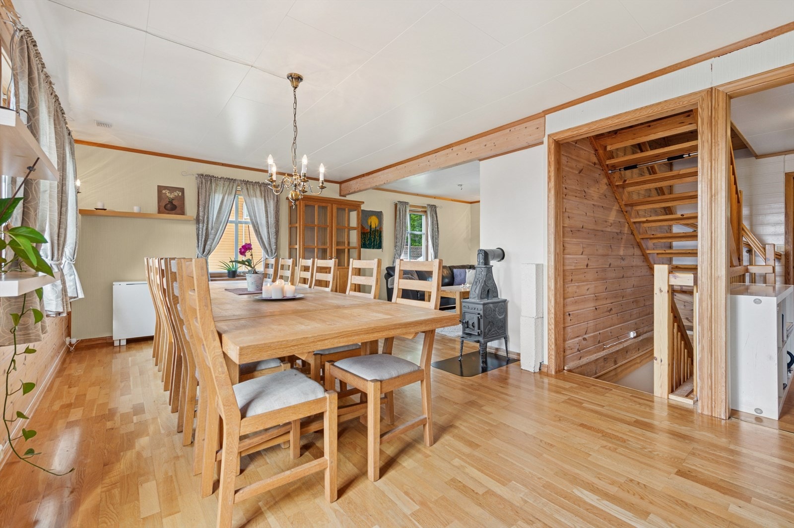 Stue og spisestue i praktisk åpen løsning. Galleribilde