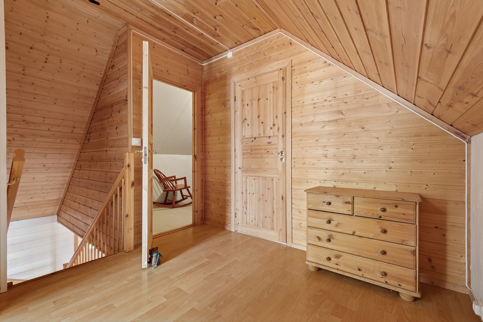 Mellomgangen i 2. etasje mellom soverommene. Her er det god plass til for eksempel kontor eller skap for oppbevaring. Galleribilde