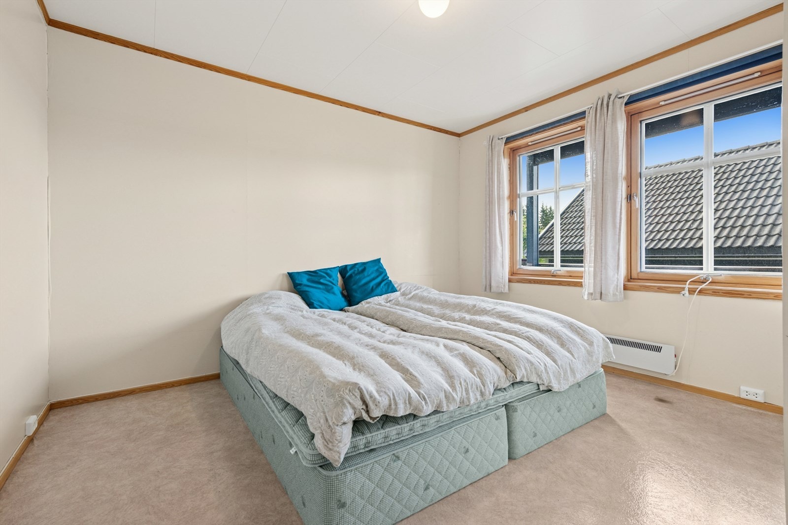 Soverom i utleiedel med god plass til dobbeltseng og oppbevaringsmøbler. Galleribilde