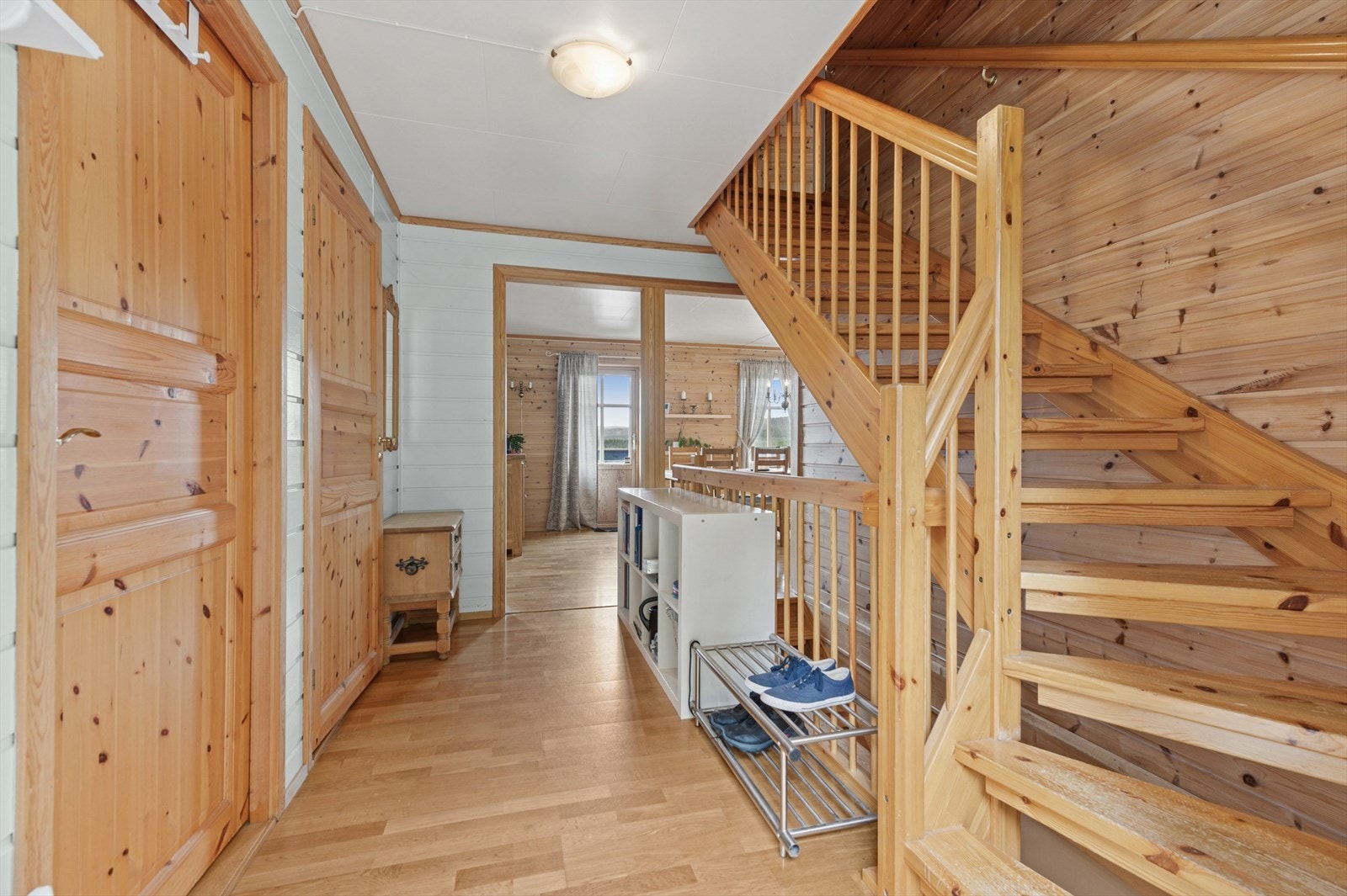 Entre med plass til å henge fra seg yttertøy. Galleribilde