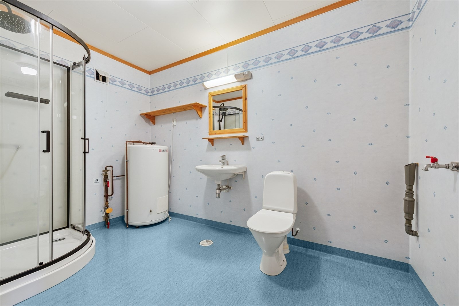 Bad i utleiedel, med dusjkabinett, wc og servant. Opplegg for vaskemaskin. Galleribilde