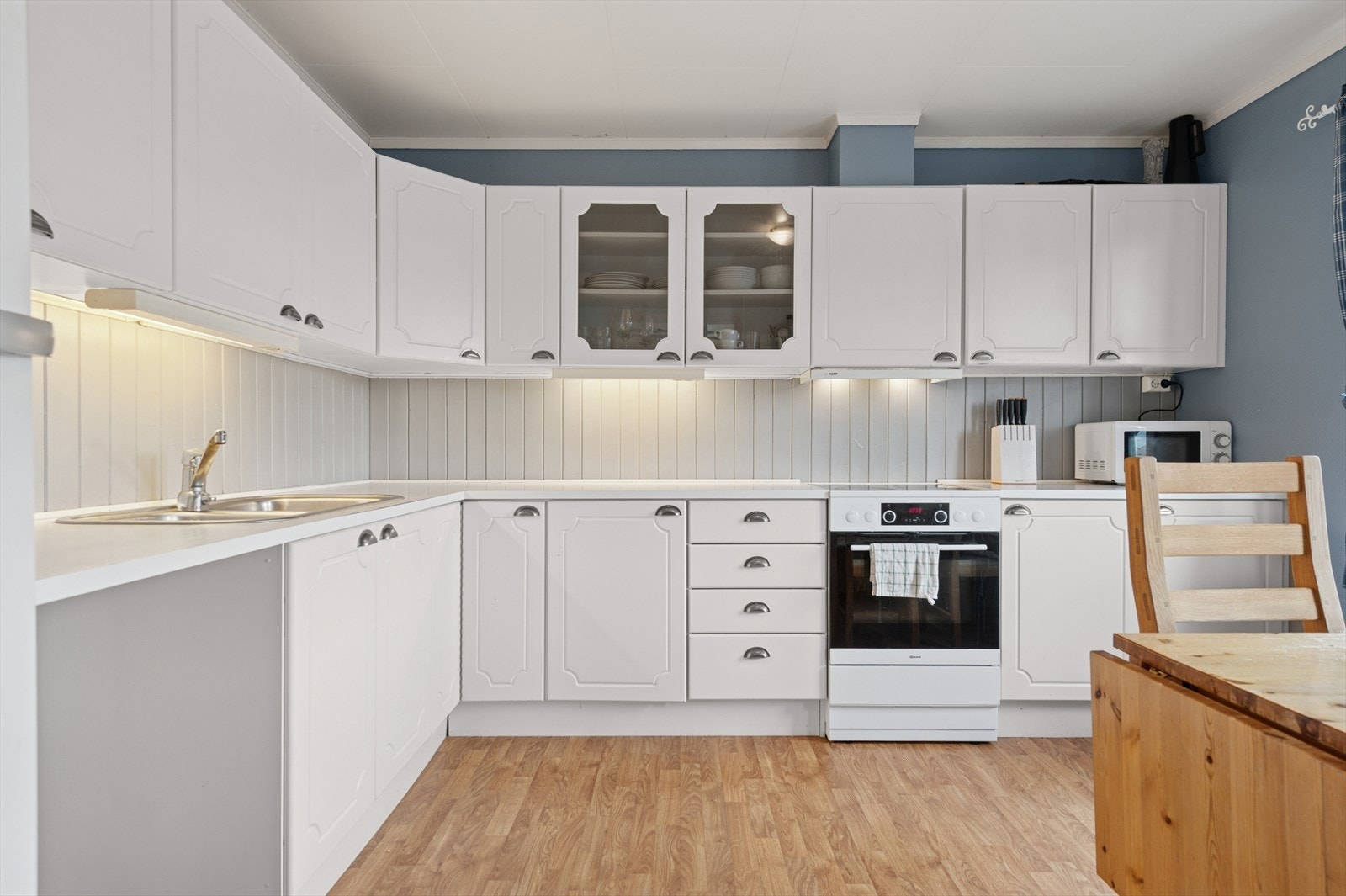 Rikelig med benk- og skapplass på kjøkken Galleribilde