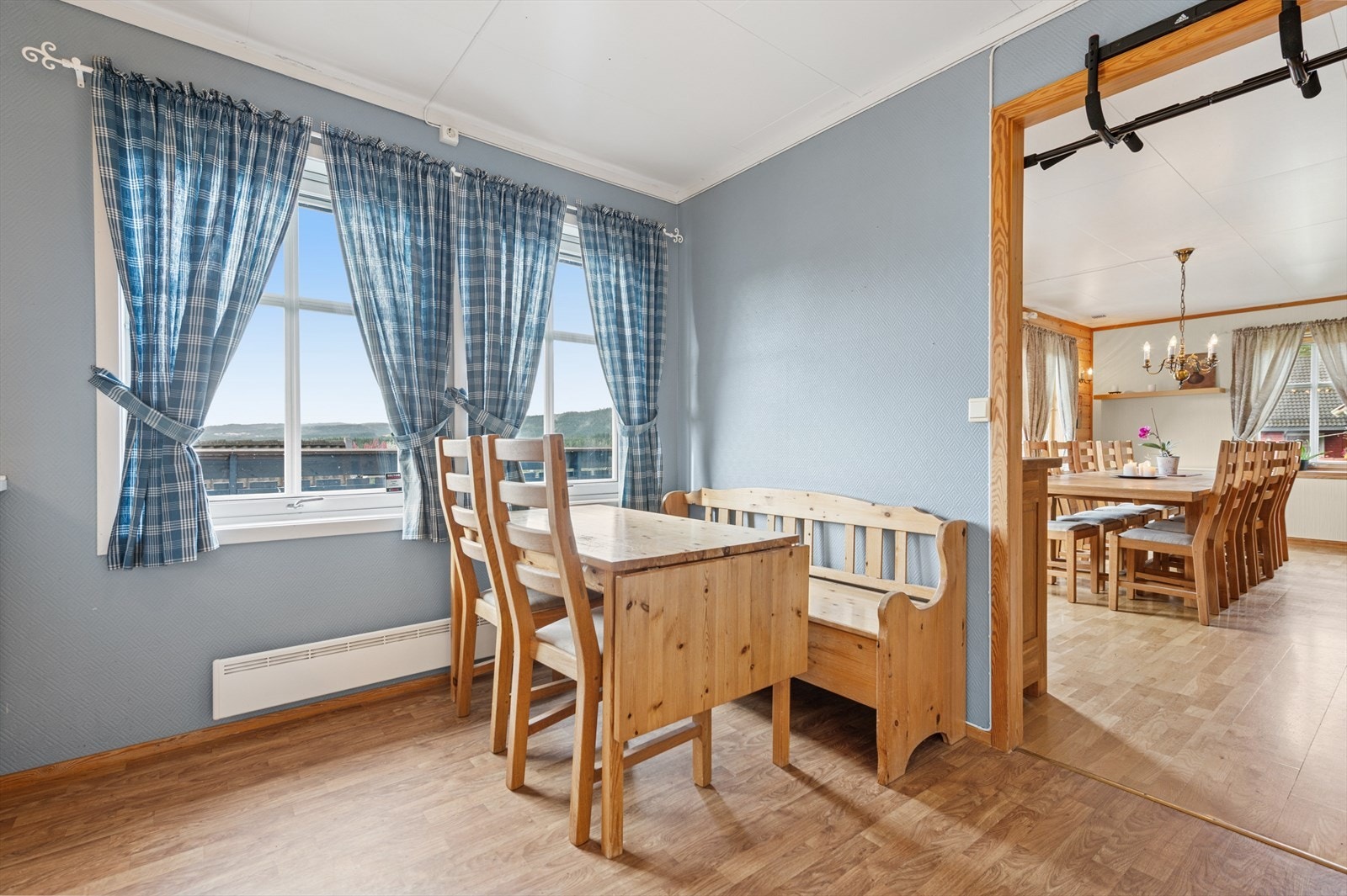 Romslig kjøkken med god plass til spisebord. Galleribilde