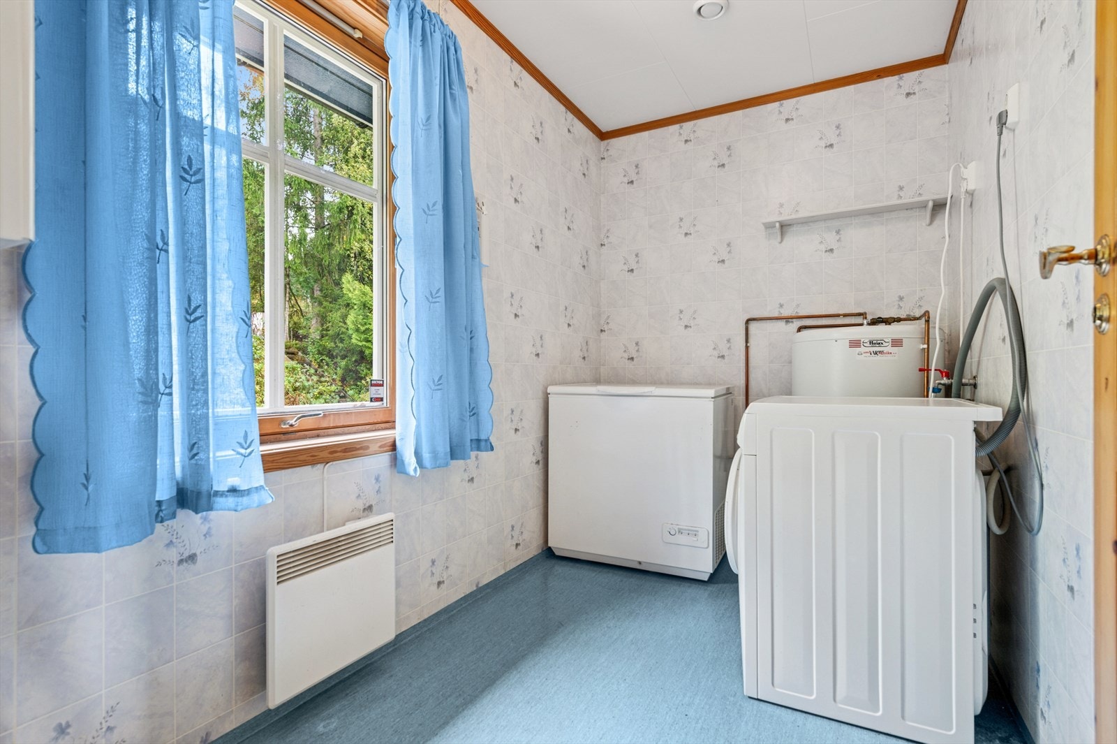 Vaskerommet har belegg på gulv og tapet på vegger. Galleribilde