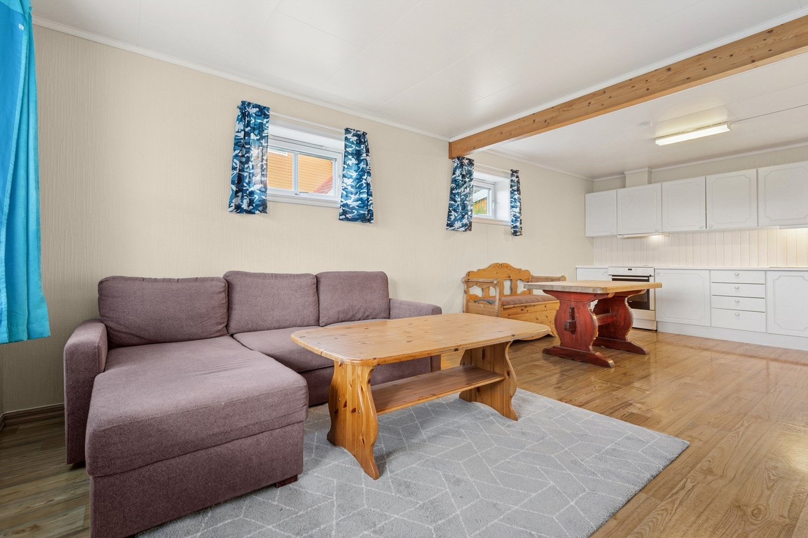 Utleiedel i sokkel med åpen stue- og kjøkkenløsning. Galleribilde