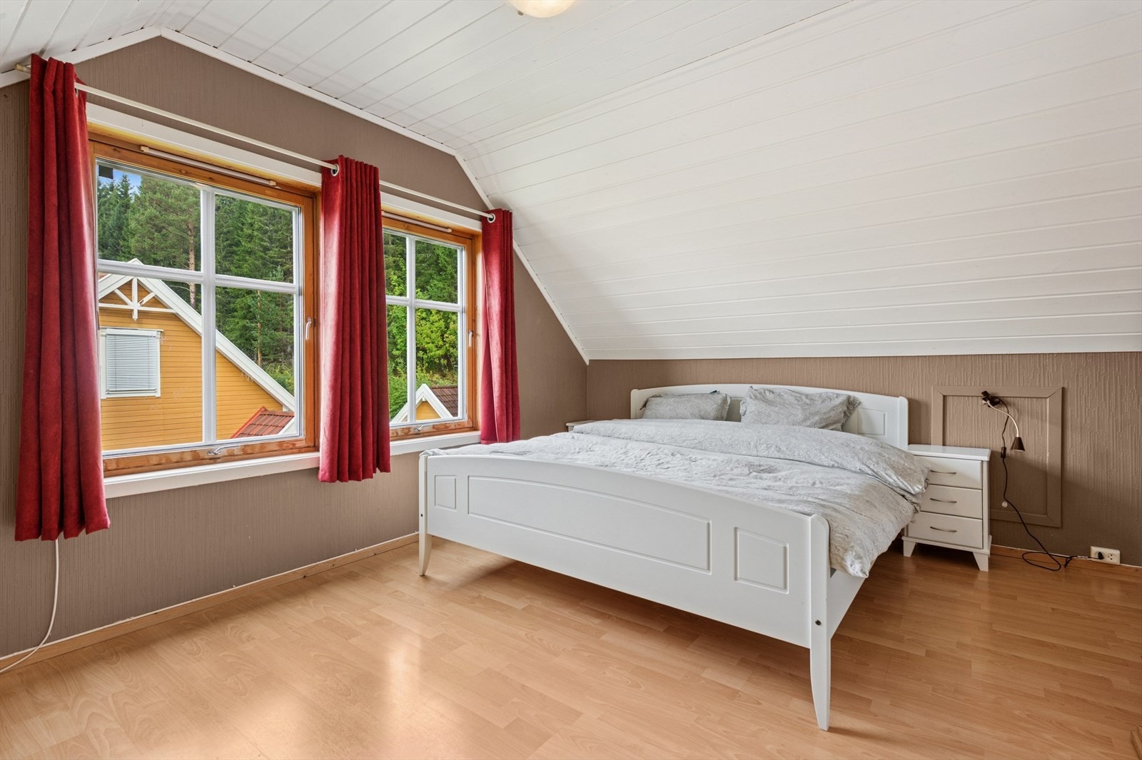 Boligen har to romslige soverom i 2. etasje. Galleribilde