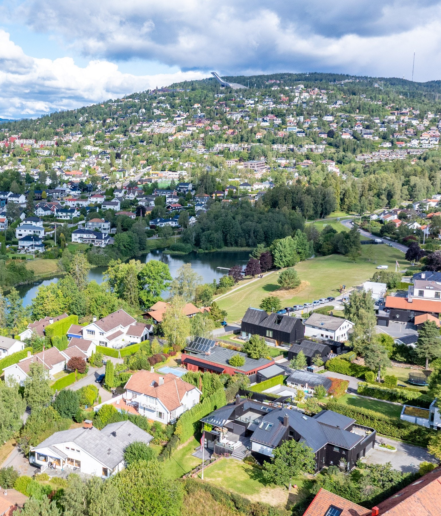 Svært attraktiv beliggenhet med flott utsikt mot Holmenkollen. Galleribilde