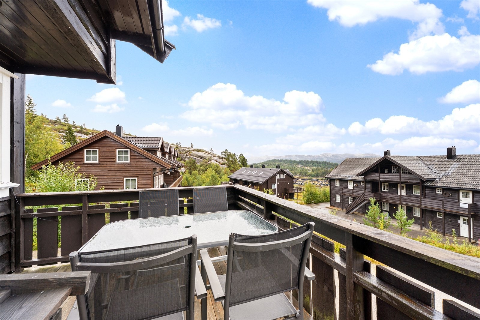 Veranda med utsikt mot alpintbakken Galleribilde