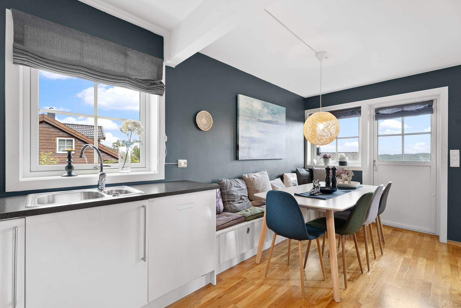 Kjøkken med direkte tilgang til spiseplass med bl.a plassbygd benk med oppbevaring Galleribilde